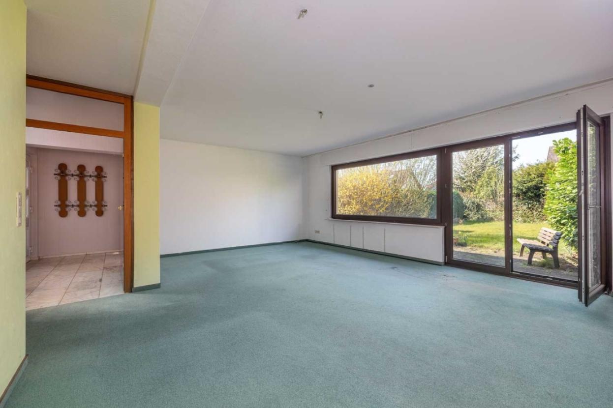 Das Wohnzimmer mit Gartenblick