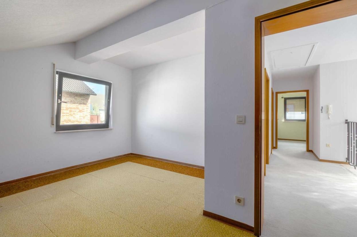 Raum mit Blick in den Flur OG