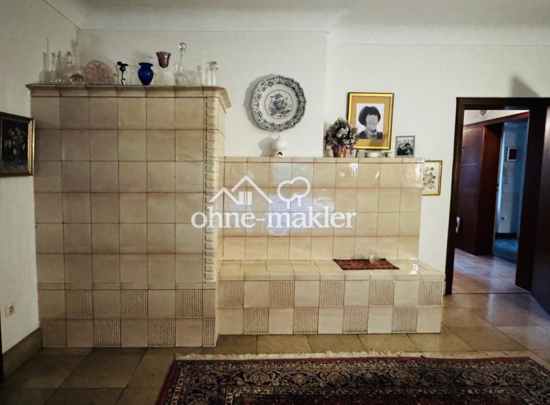 Kachelofen und Ofenbank