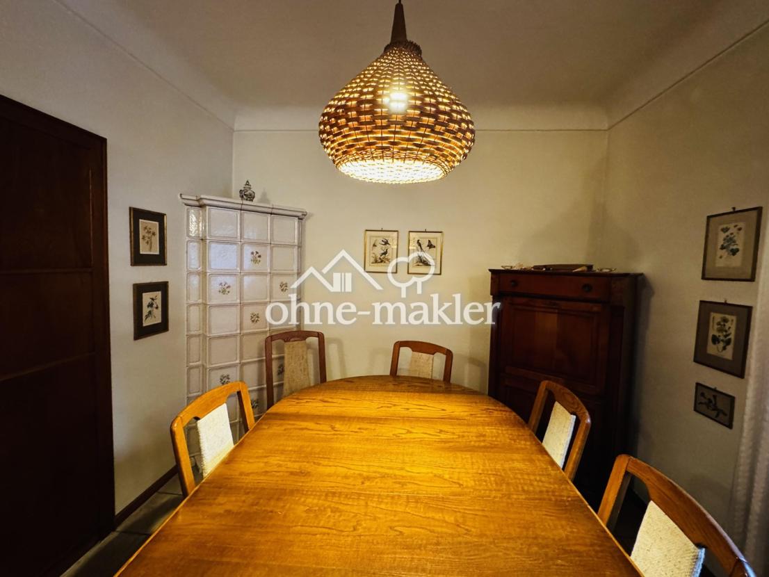 Esszimmer mit Kachelofen