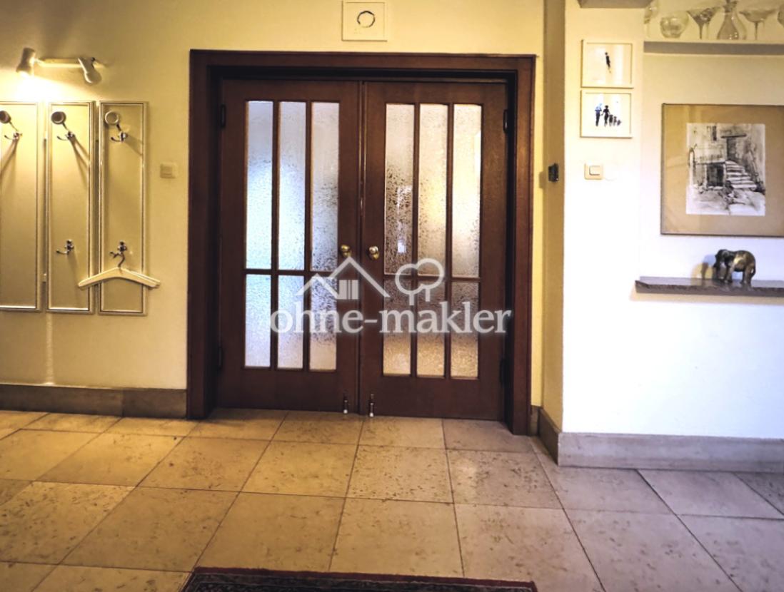 Flur und Flügeltür