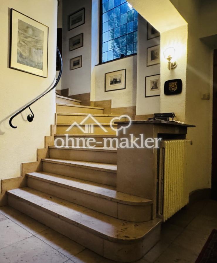 Treppenhaus mit Naturstein