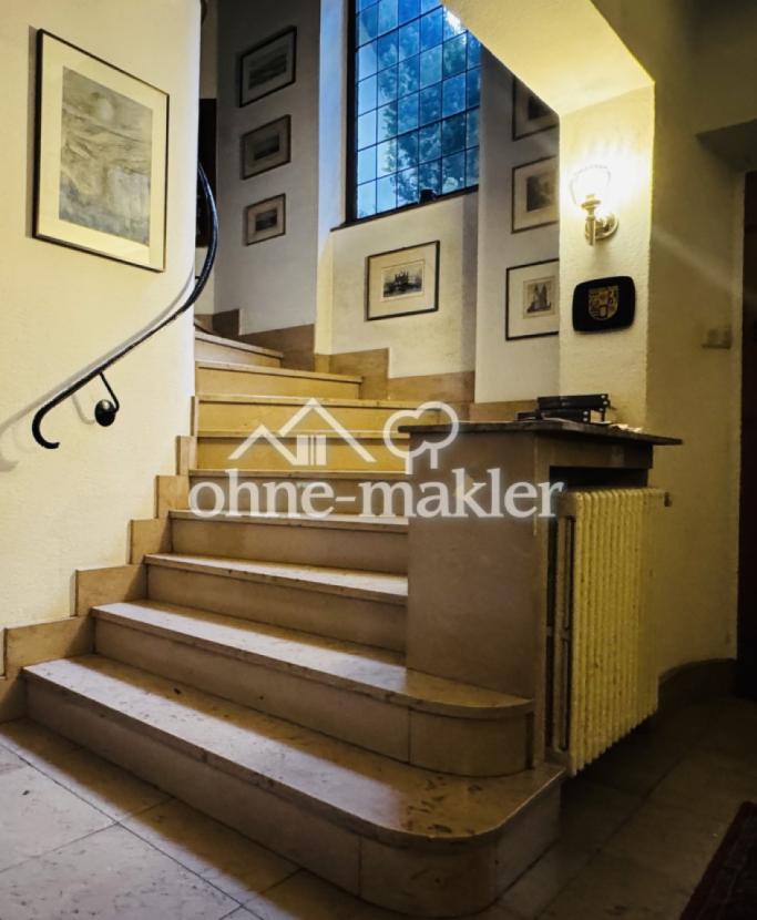 Treppenhaus mit Naturstein