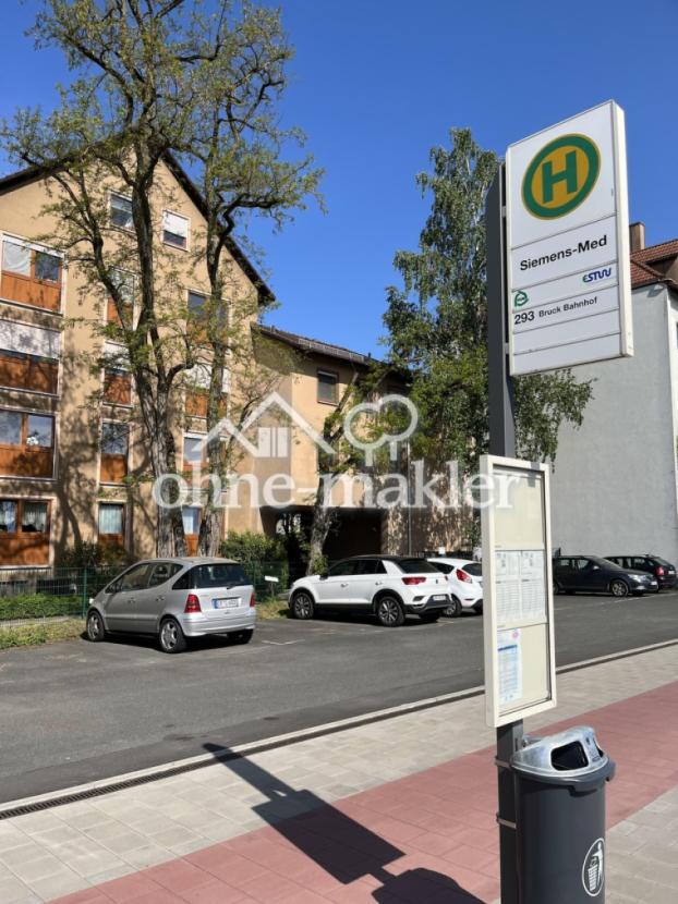 Bushhaltestelle vor dem Haus