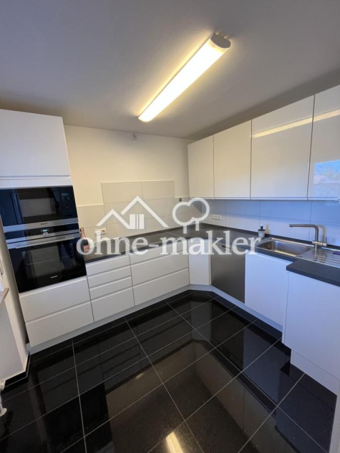 Weiße, moderne Hochglanz-Küche