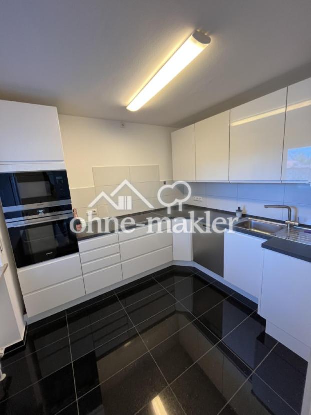 Weiße, moderne Hochglanz-Küche