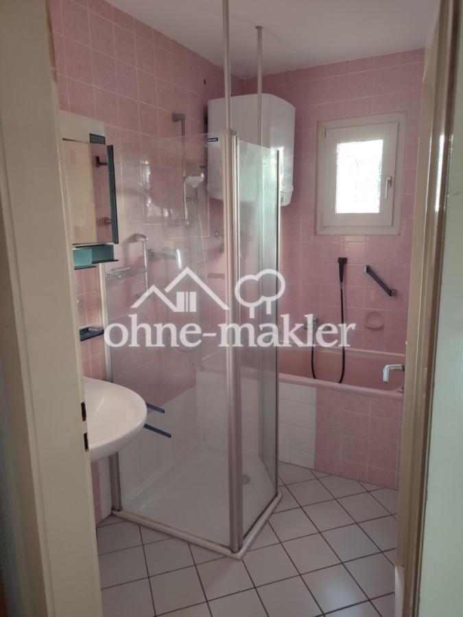 Bad mit Dusche und Wanne