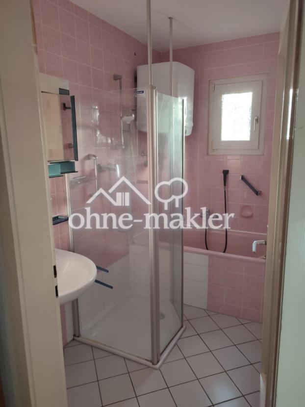 Bad mit Dusche und Wanne