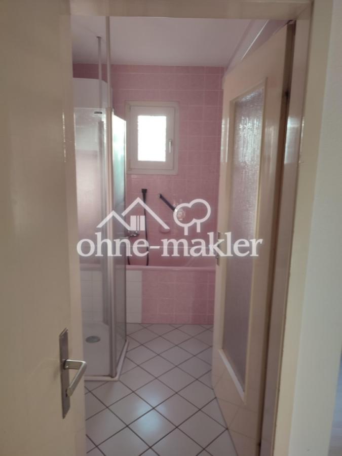 Bad mit Dusche und Wanne