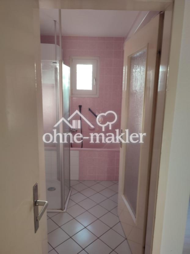 Bad mit Dusche und Wanne