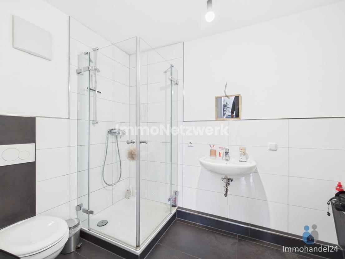 Bad mit Dusche & Wanne