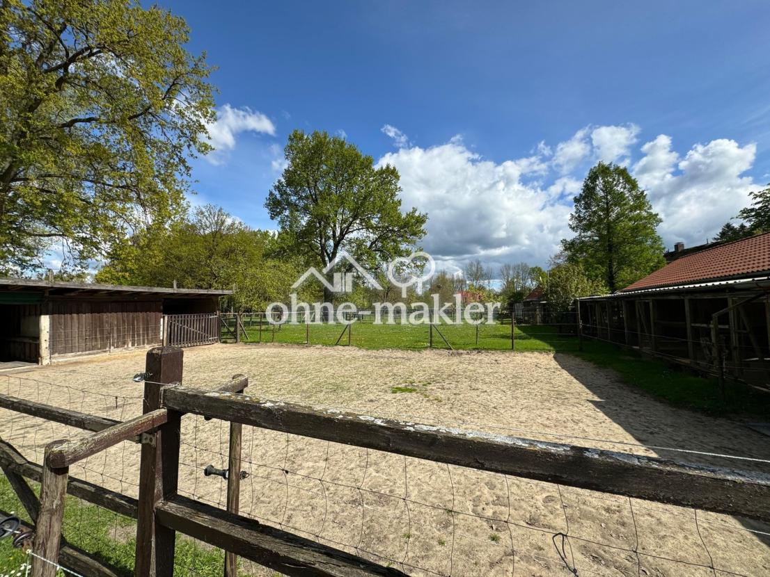 Reitplatz und Offenställe