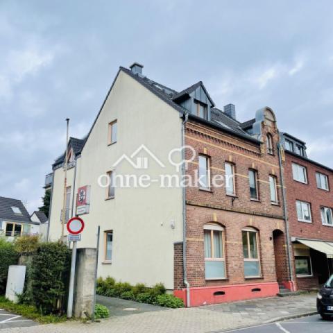 Straßenseite mit Einfahrt