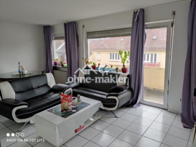 Wohnzimmer mit Balkon