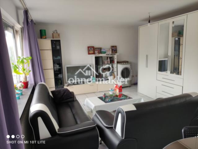 geräumiges Wohnzimmer