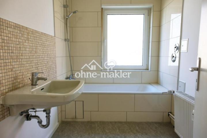 Bad mit Badewanne & Duschvorr