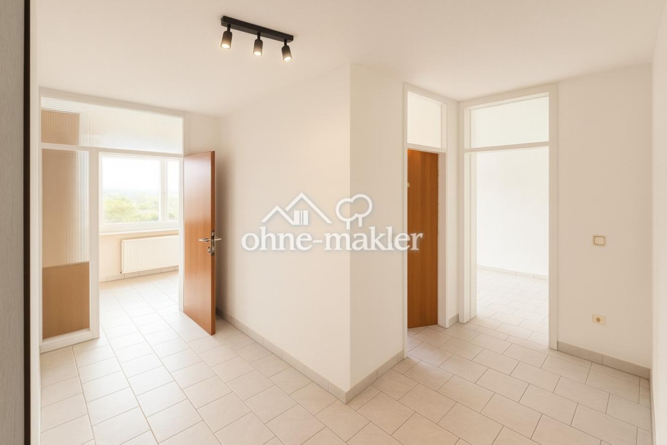 Flur: Wohnzimmer, Bad, Küche