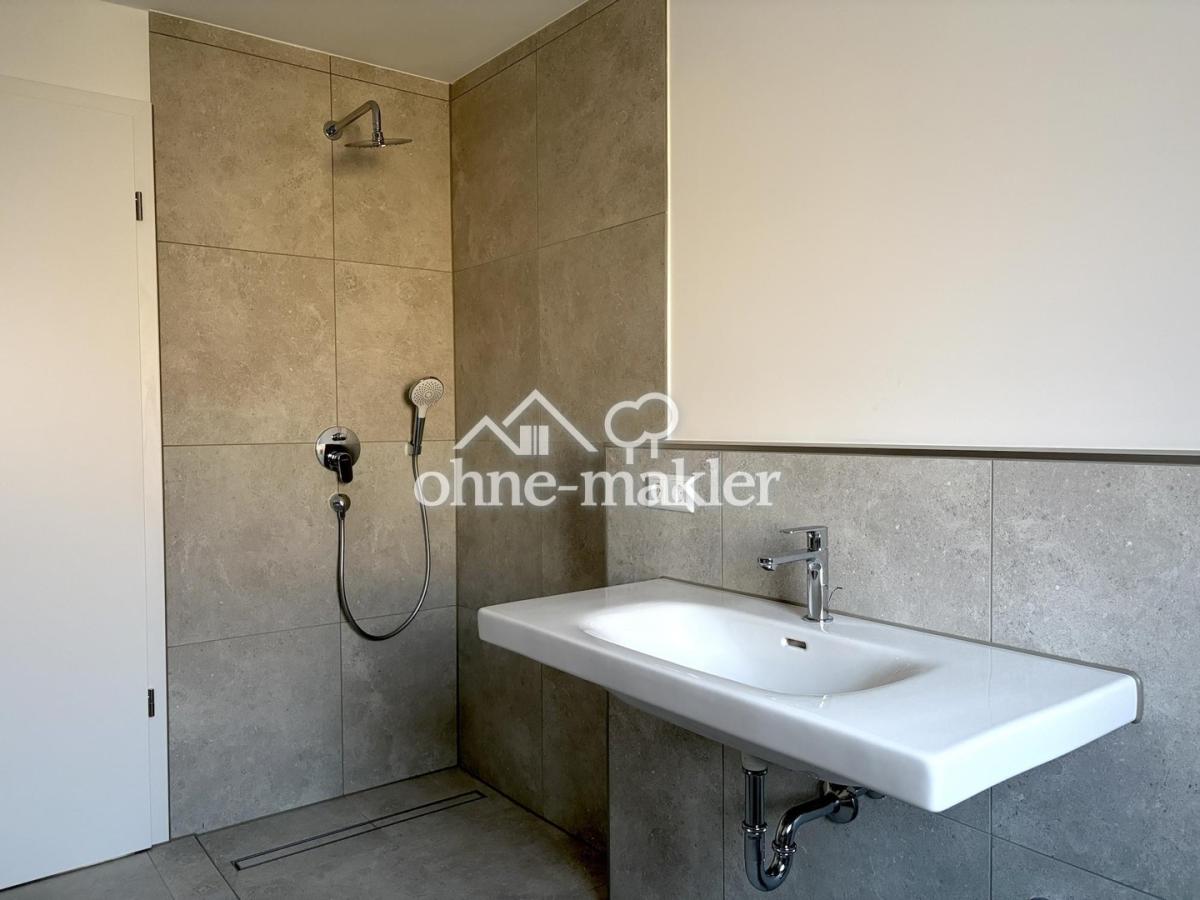 Bad mit Dusche und Wanne