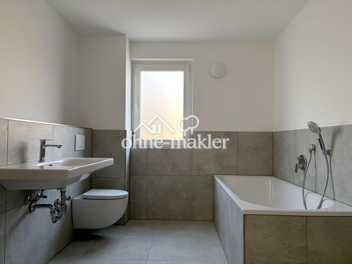 Bad mit Dusche und Wanne