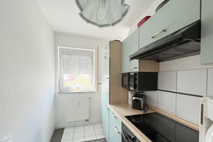 Schmale Tageslichtküche