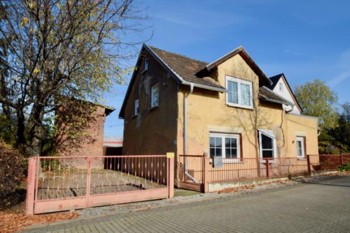 Haus mit Nebengebäude