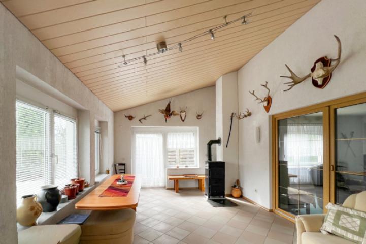 Wintergarten mit Fußbodenheizung und Kamin