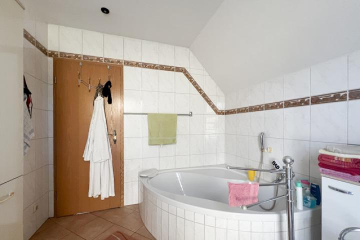 Badezimmer mit Eckbadewanne