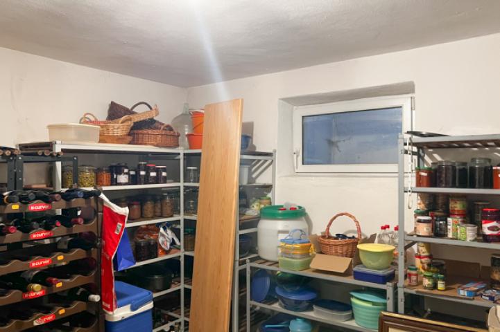 Vorratsraum im Keller