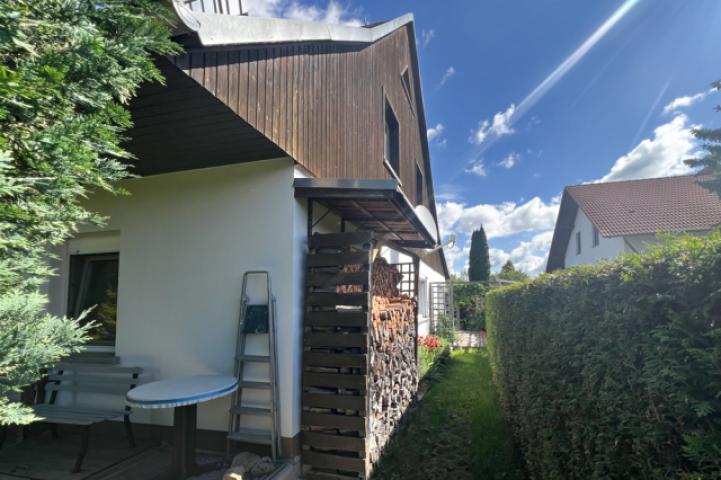 Holzlager an der Giebelseite