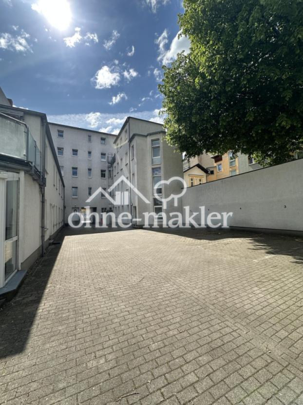 Innenhof mit Stellplätzen