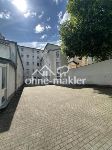 Innenhof mit Stellplätzen