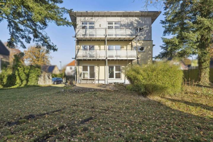 Rückwärtige Ansicht mit Terrasse und Balkonen