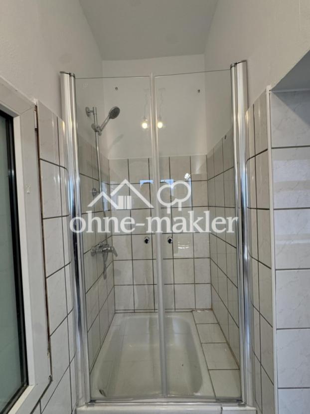 Dusche mit Glastür