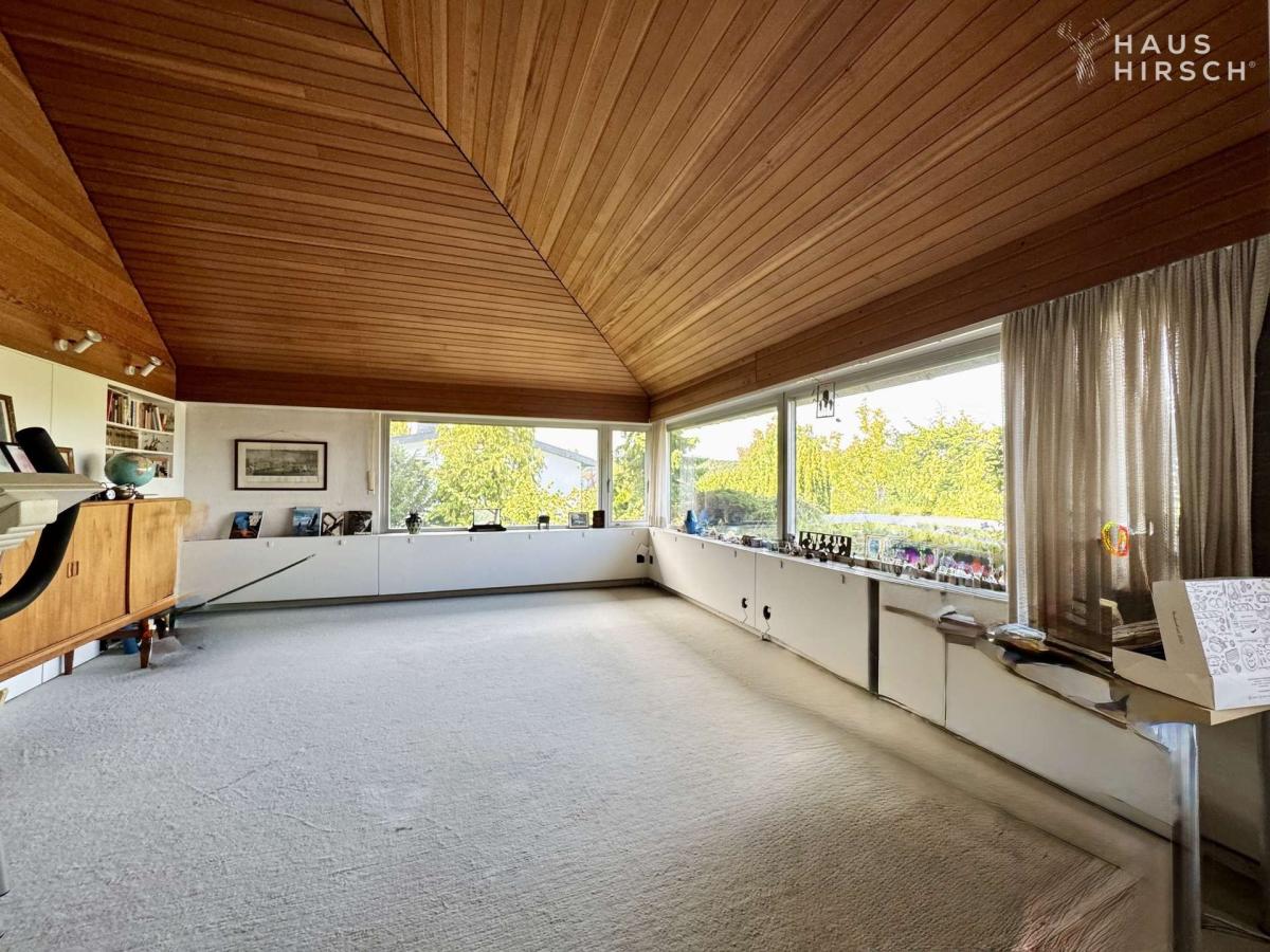 OG Wohnzimmer mit großen Fensterfronten