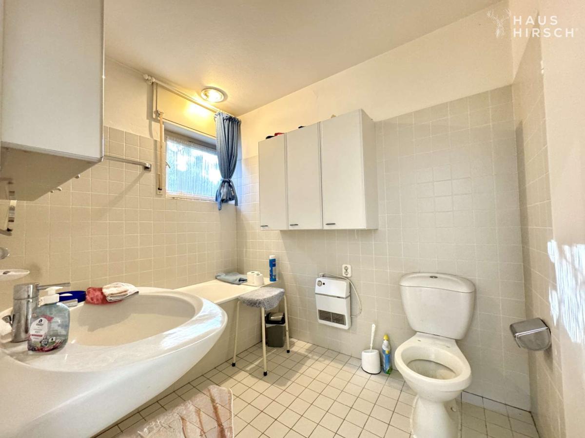 OG Bad mit Wanne und Fenster