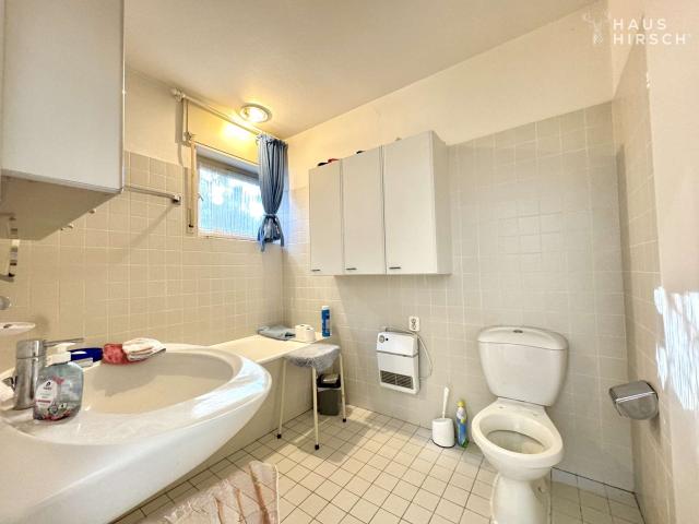 OG Bad mit Wanne und Fenster