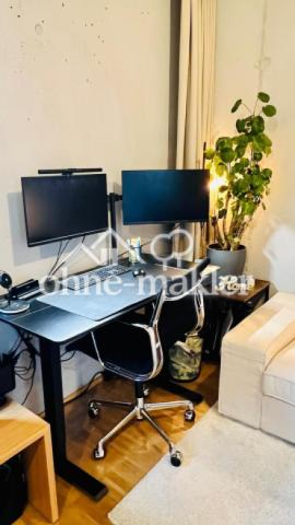 Arbeitsplatz mit Bildschirmen 