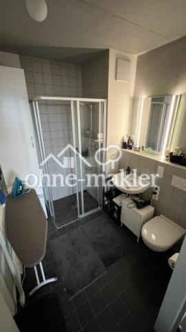 Mit Bügelbrett und Bügeleisen