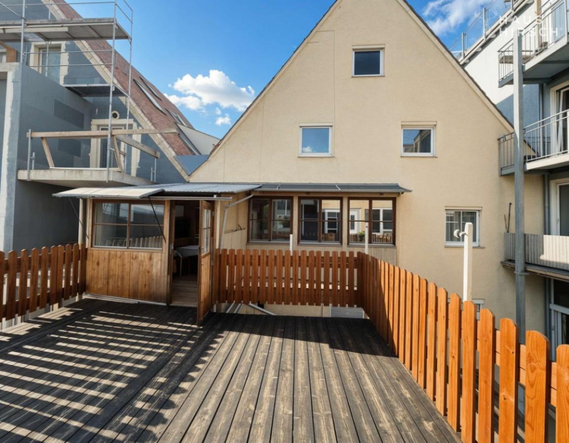 Terrasse und hintere Hausansicht