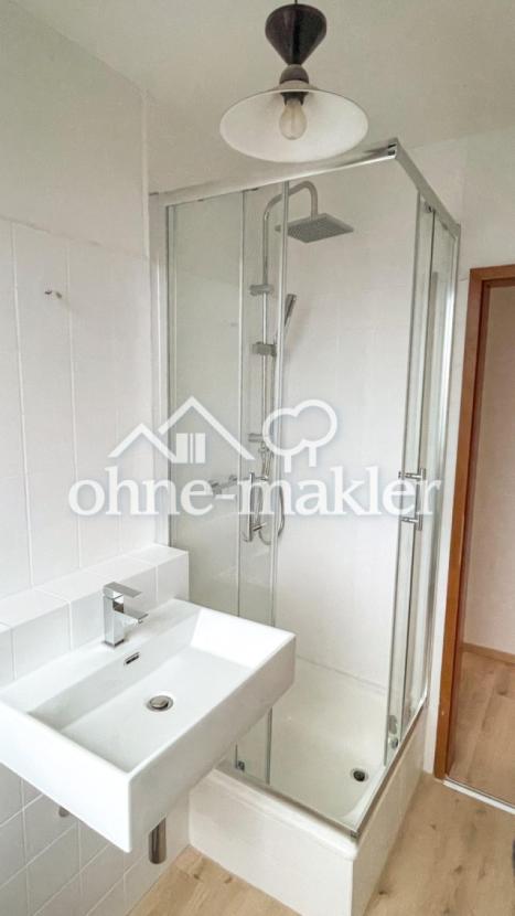 Badezimmer mit Regendusch