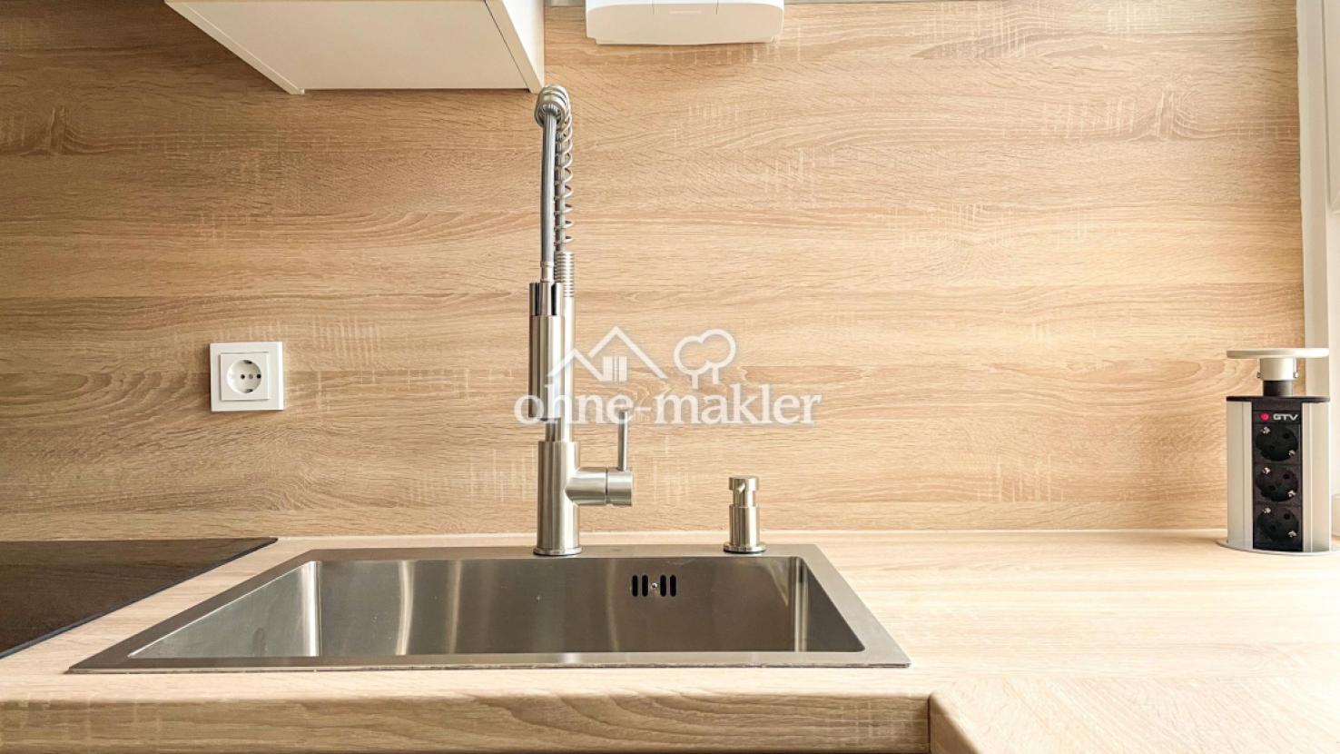 Waschbecken mit Seifenspender