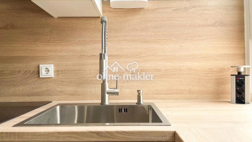 Waschbecken mit Seifenspender