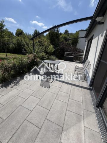 große Terrasse mit Markise