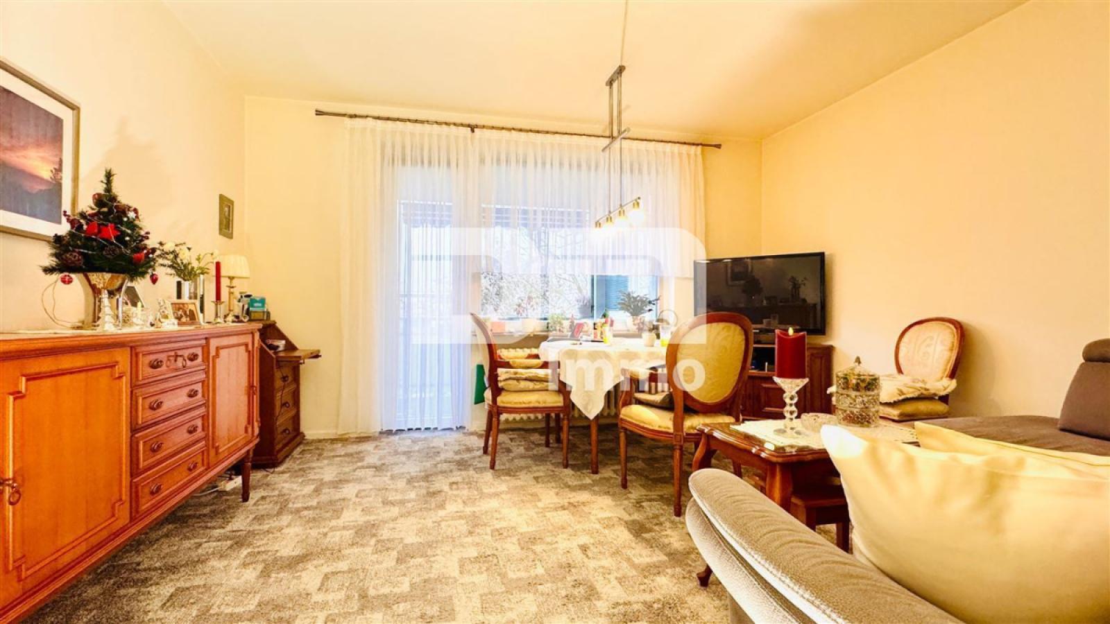 Wohn / Esszimmer / Zugang Balkon