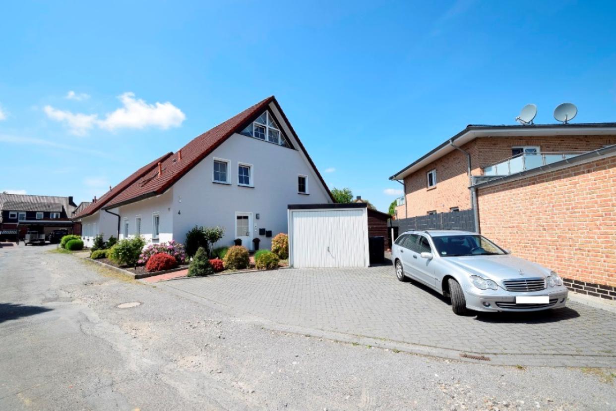 1b. Ostseite mit Garage und Stellplatz