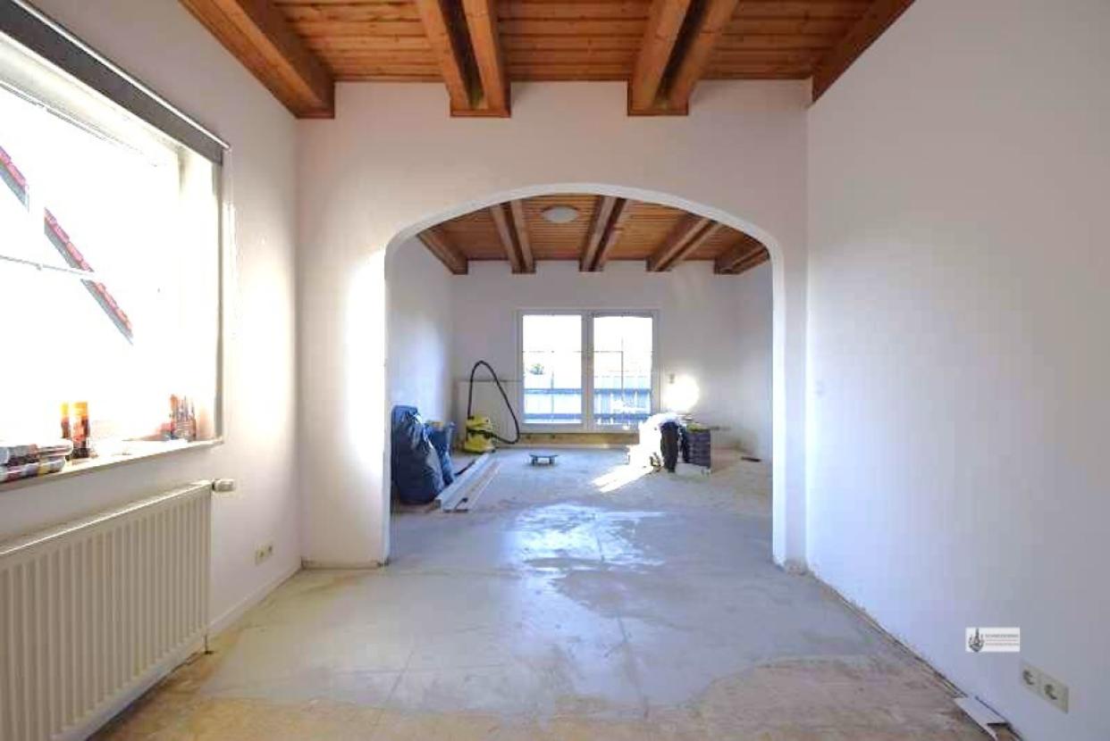 13. Essbereich mit Blick zum Balkon