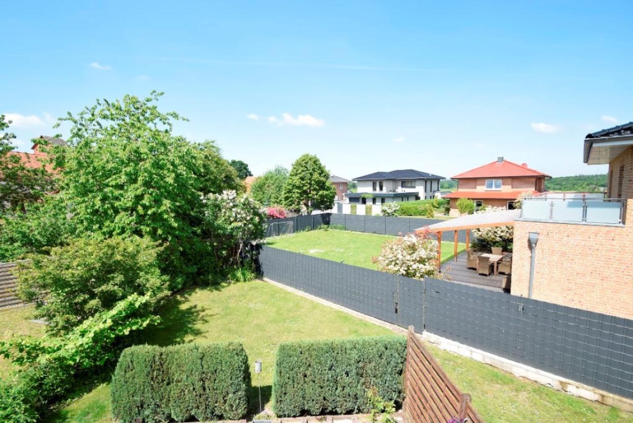 16. Ausblick in den gepflegten Garten