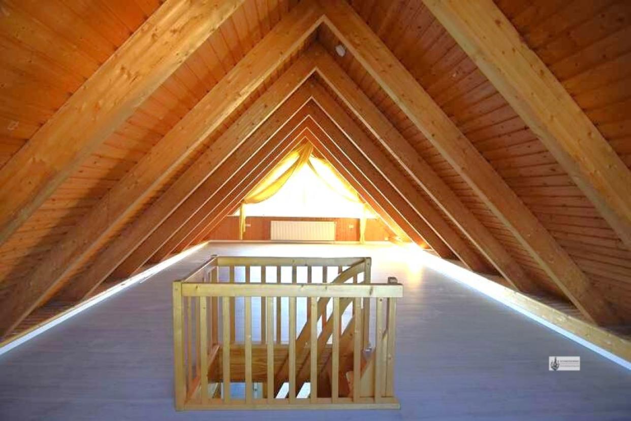 Spitzboden mit Treppengeländer