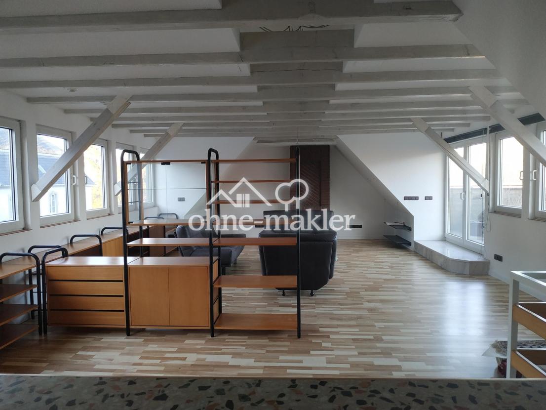 Blick ü Kochinsel ins Wohnzimm