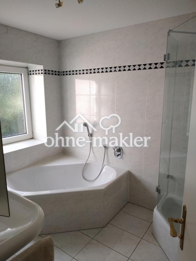 Große Badewanne & Dusche